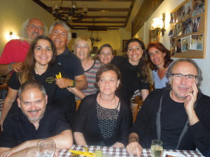 Fotografia amb família de l'Avi Mingo, l'alcaldessa de Tiana i Joan Manuel Serrat