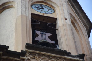 Imatge de la nova ubicació de la campana i cornisa trencada durant la despenjada de les campanes durant el 1936