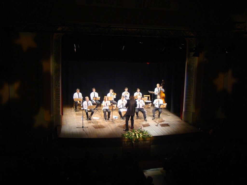 Imatge del concert de cobla de Nadal amb la Cobla Marinada a la Sala Albéniz