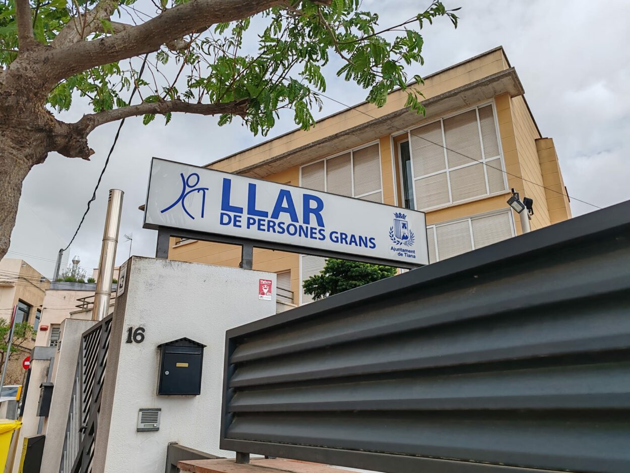 Llar de Persones Grans, renovació del DNI a Tiana